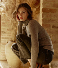 Laden Sie das Bild in den Galerie-Viewer, 0039Italy Woll Unterzieh Rollkragen Pullover Whiley Rippe
