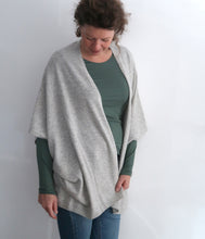 Laden Sie das Bild in den Galerie-Viewer, Les tricots de Léa Kaschmir Poncho Cardigan Gwenn
